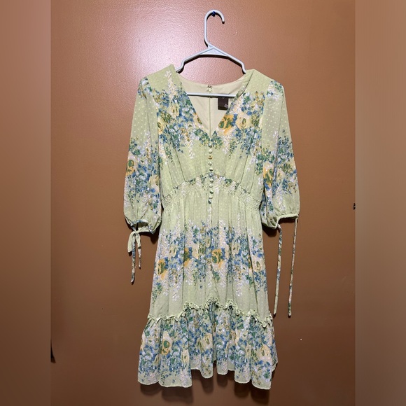 Taylor Dresses & Skirts - Beautiful flower dress size 8 zips and clips perfectly.